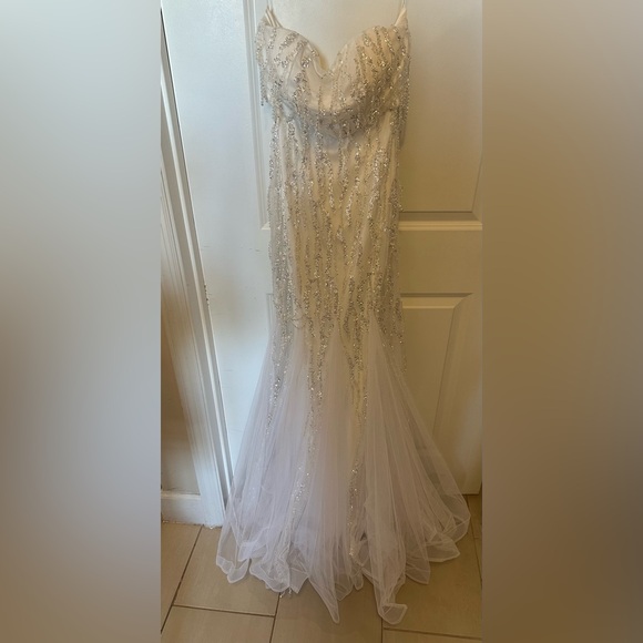 Faeriesty Dresses & Skirts - Chic White Dress with Silver sequin. size small. NWT